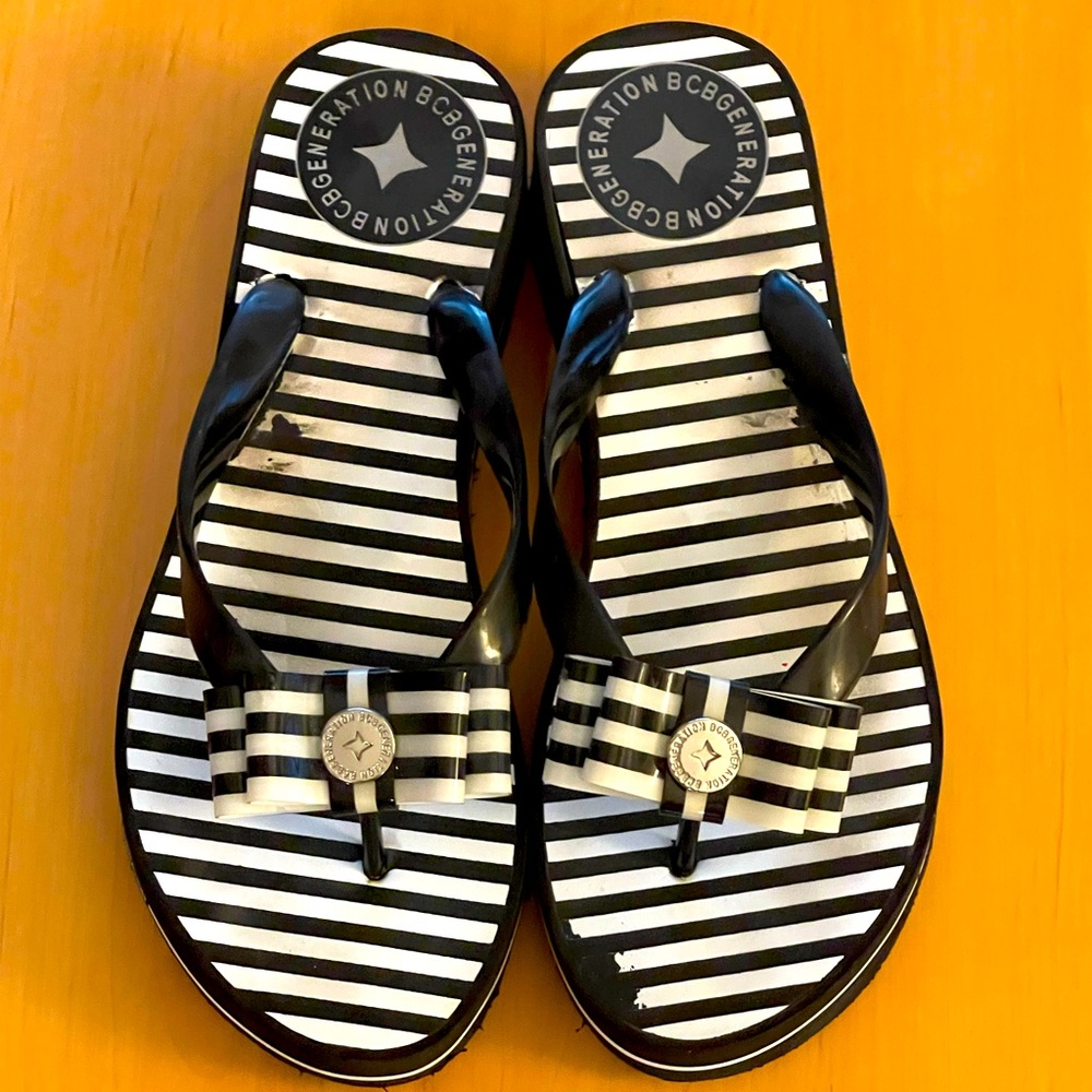 BCBG GENERATION FLIP FLOPS SHOES